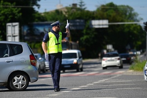 Policjant kierujący ruchem na skrzyżowaniu.