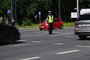 Policjant kierujący ruchem na skrzyżowaniu.