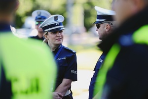 Umundurowani funkcjonariuszem policji.