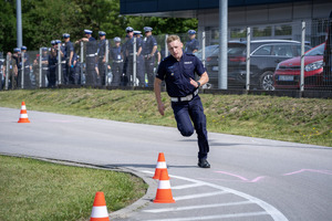 Policjant biegnie.