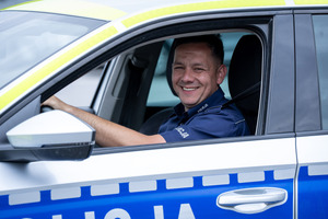 Policjant w radiowozie.