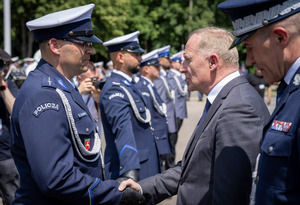 Wręczanie nagród policjantom.