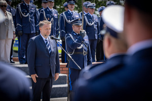 Minister MSWiA przemawia przez mikrofon.