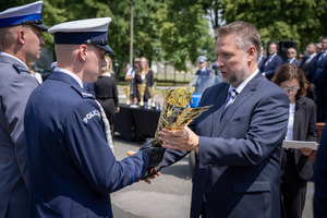 Minister wręcza puchary policjantom.