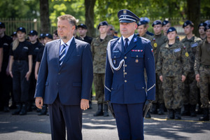 Policjant wraz z ministrem MSWIA