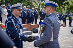 Policjant gratuluje zwycięzcy.