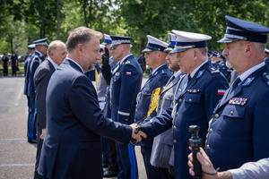 Minister wręcza puchary.