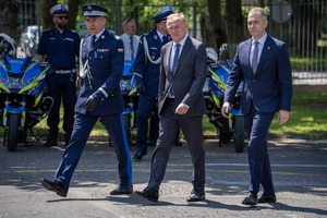 Komendant wraz z vice ministrem i Cezarym Tomczykiem.