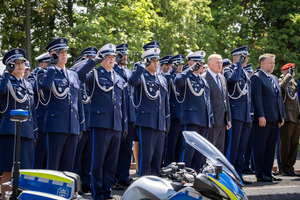 Policjanci oddają honor.
