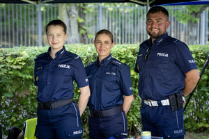 Policjanci pod namiotem.