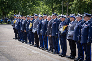 Nagrodzeni policjanci wraz  z przełożonymi.