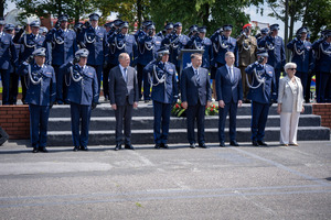 Zaproszeni goście przed trybunom honorową.