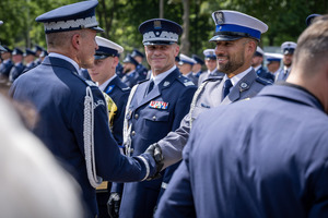 Komendant gratuluje policjantowi.