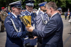 Minister wręcza puchary.