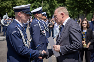 Wiceminister wręcza dyplom.