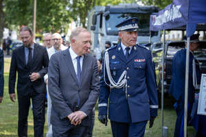 Komendant wraz z wice ministrem zwiedzają stoiska.