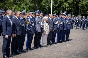 Nagrodzeni policjanci wraz  z przełożonymi.