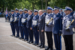 Nagrodzeni policjanci wraz  z przełożonymi.