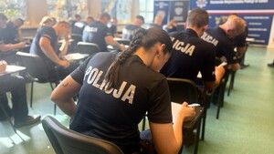 Umundurowani funkcjonariusze podczas testu wiedzy na zawodach.