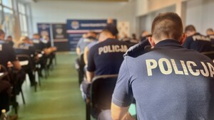 Umundurowani funkcjonariusze podczas testu wiedzy na zawodach.
