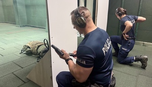Policjanci podczas strzelania.