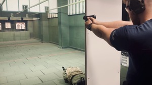 Policjant podczas strzelania na strzelnicy.