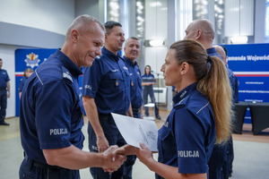 Komendant wręcza puchary.