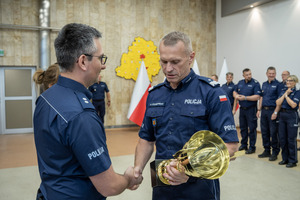Komendant wręcza puchary.