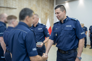 Komendant wręcza puchary.
