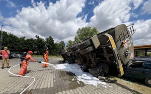 Strażacy wykonujący czynności gaszenia pożaru podczas ćwiczeń.