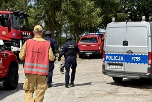 Funkcjonariusze Policji i Straży Pożarnej oraz pojazdy służbowe.