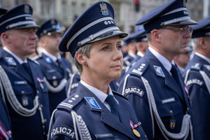 Umundurowani funkcjonariusze otrzymujący awanse podczas uroczyści.