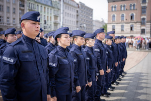 Umundurowani funkcjonariusze Policji.