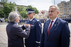 Umundurowany funkcjonariusz otrzymujący medal podczas uroczyści.