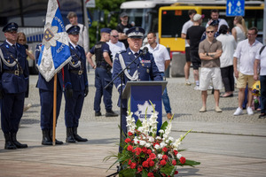Umundurowany funkcjonariusz Policji podczas przemówienia.