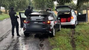 Miejsce zatrzymania osób podróżujących samochodem. Na zdjęciu widać dwa pojazdy oraz nieumundurowanych policjantów.