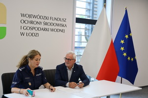 Zastępca Komendanta Wojewódzkiego Policji w Łodzi insp. Anita Tim-Warchał oraz Zastępca Prezesa Zarządu Wojewódzkiego Funduszu Ochrony Środowiska i Gospodarki Wodnej w Łodzi Jerzy Kaczmarek podpisują umowę.