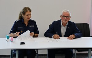 Zastępca Komendanta Wojewódzkiego Policji w Łodzi insp. Anita Tim-Warchał oraz Zastępca Prezesa Zarządu Wojewódzkiego Funduszu Ochrony Środowiska i Gospodarki Wodnej w Łodzi Jerzy Kaczmarek podpisują umowę.