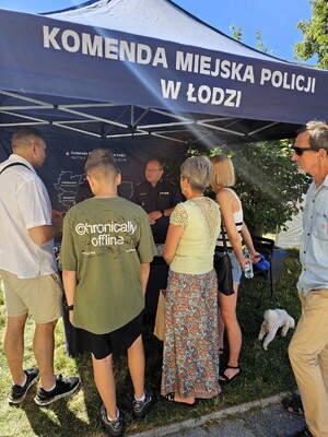 Mieszkańcy odwiedzają stoisko promocyjne.