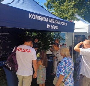Mieszkańcy na stoisku promocyjnym.