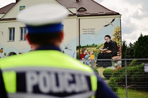 Policjant w okolicy szkoły.