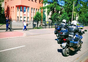 Policjanci na motocyklach dokonują lustracji oznakowań.