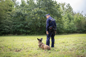 Policjant z psem służbowym.