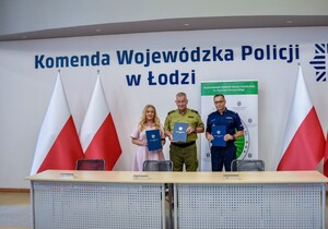 Policjant, Komendant Straży Granicznej nauczyciel szkoły mundurowej popisują porozumienie, obok flagi Polski.
