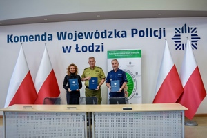 Policjant, Komendant Straży Granicznej nauczyciel szkoły mundurowej popisują porozumienie, obok flagi Polski.