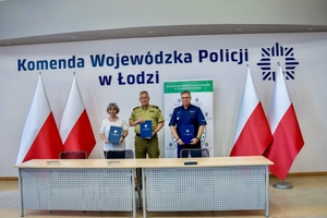 Policjant, Komendant Straży Granicznej nauczyciel szkoły mundurowej popisują porozumienie, obok flagi Polski.