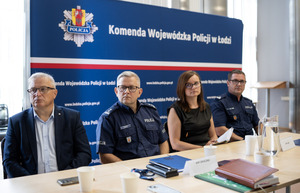 Uczestnicy spotkania siedzą przy stole.