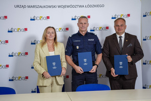 Przedstawiciele Policji i władz miasta na wspólnym zdjęciu.