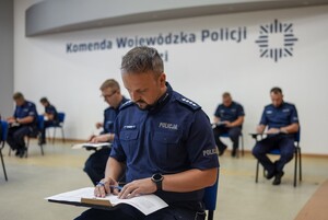 Umundurowani funkcjonariusze Policji rozwiązujący test podczas eliminacji.