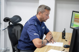 Umundurowany funkcjonariusz Policji przy stanowisku kierowania podczas eliminacji do konkursu.